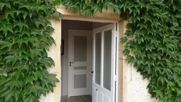 Entrée par un sas sur la chambre d'hôtes 