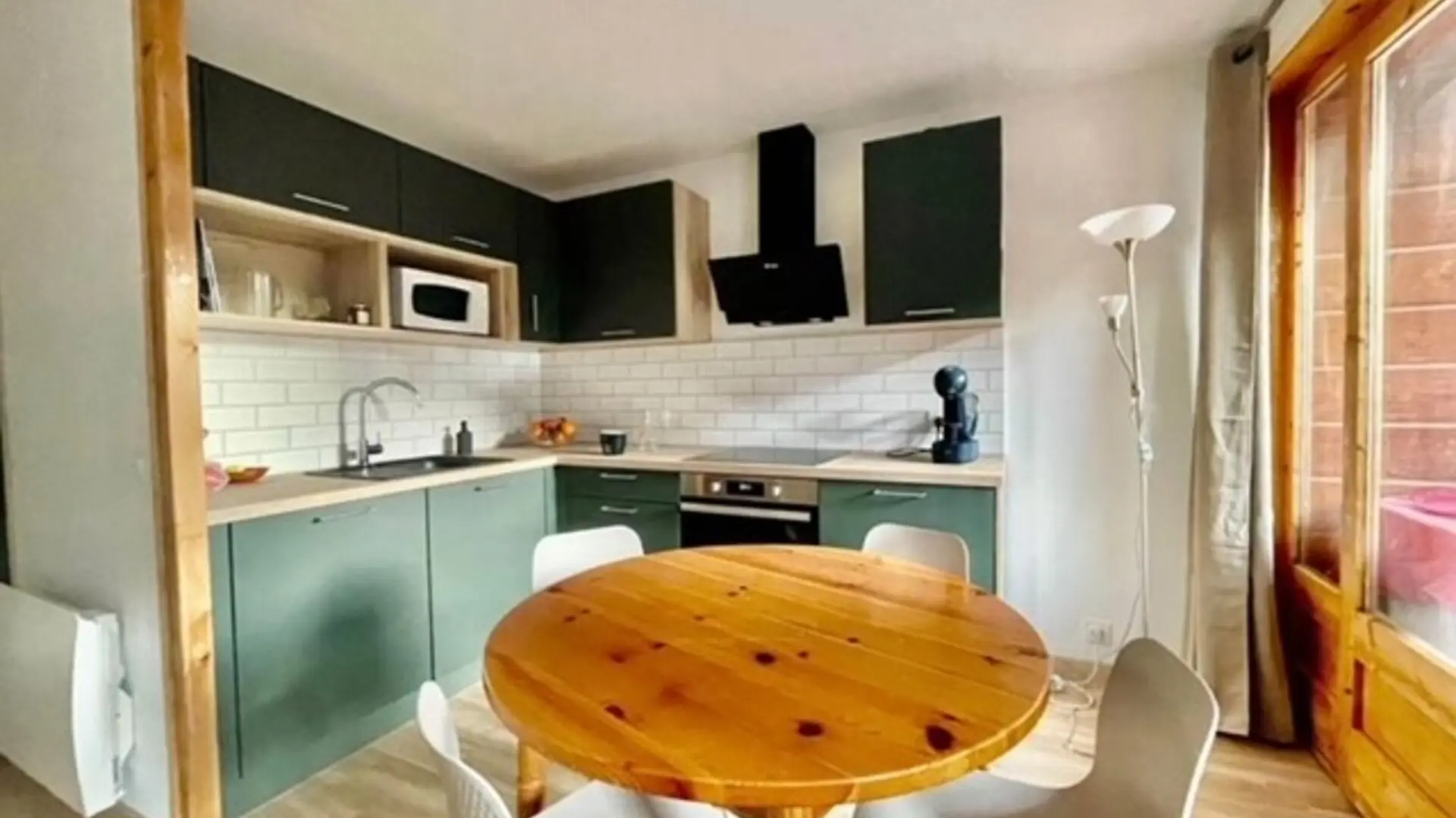 Cuisine et table à manger - Studio Val Pierre