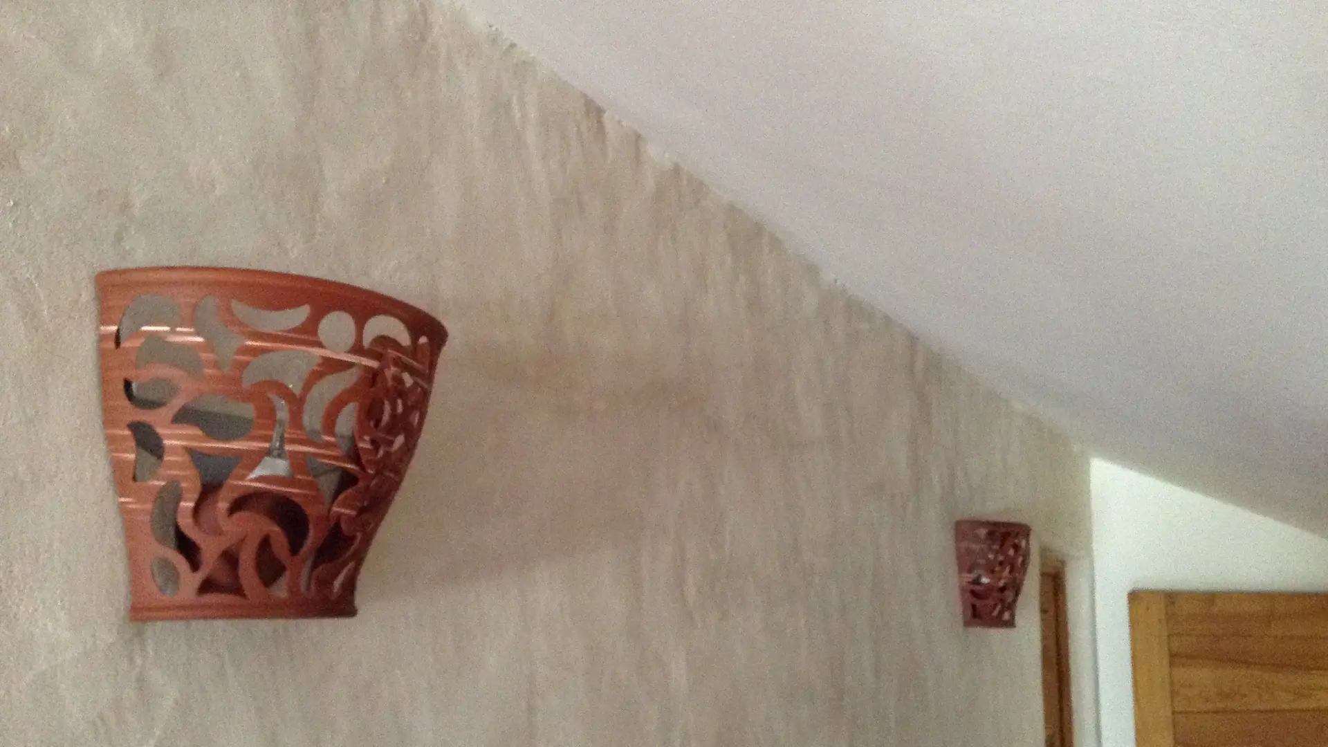 appliques en faïence décorée de fils de porcelaine