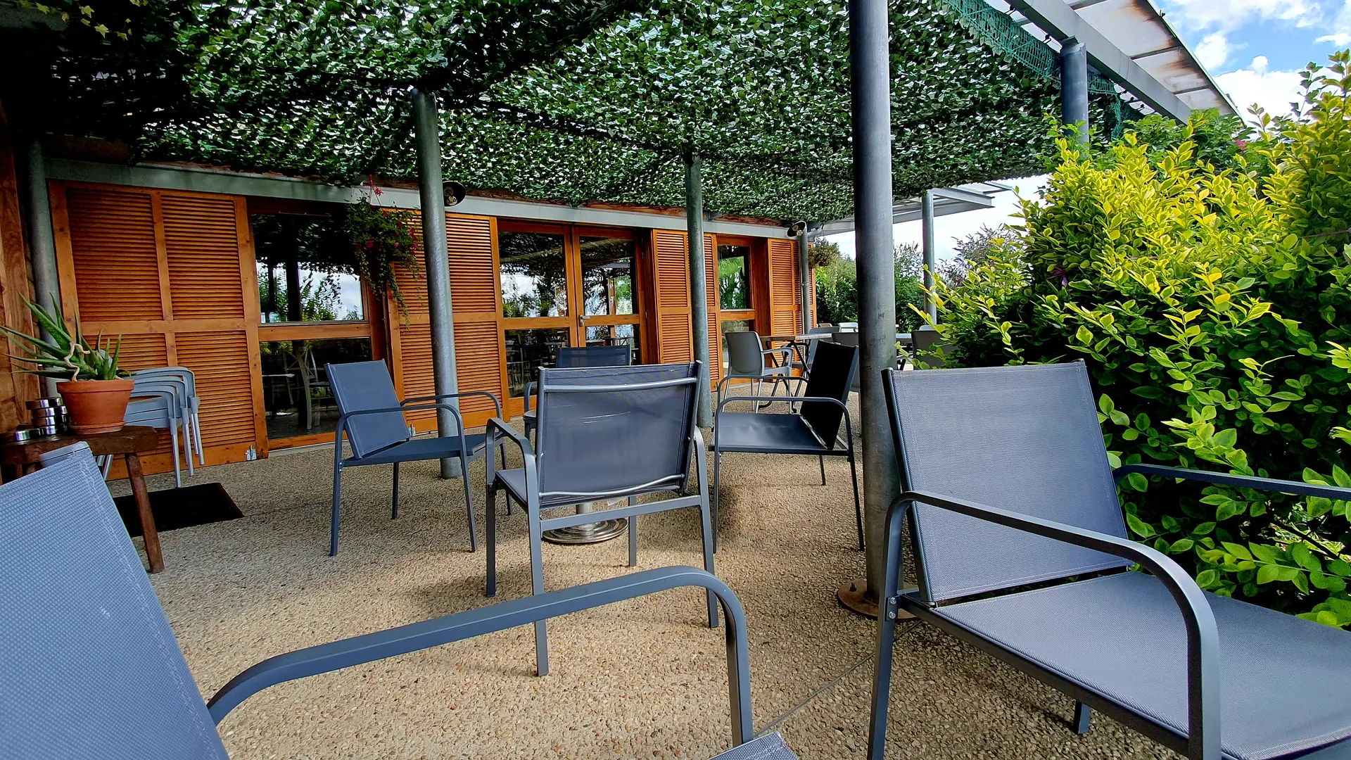 Terrasse ombragée à l'Auberge de la source Chaméane