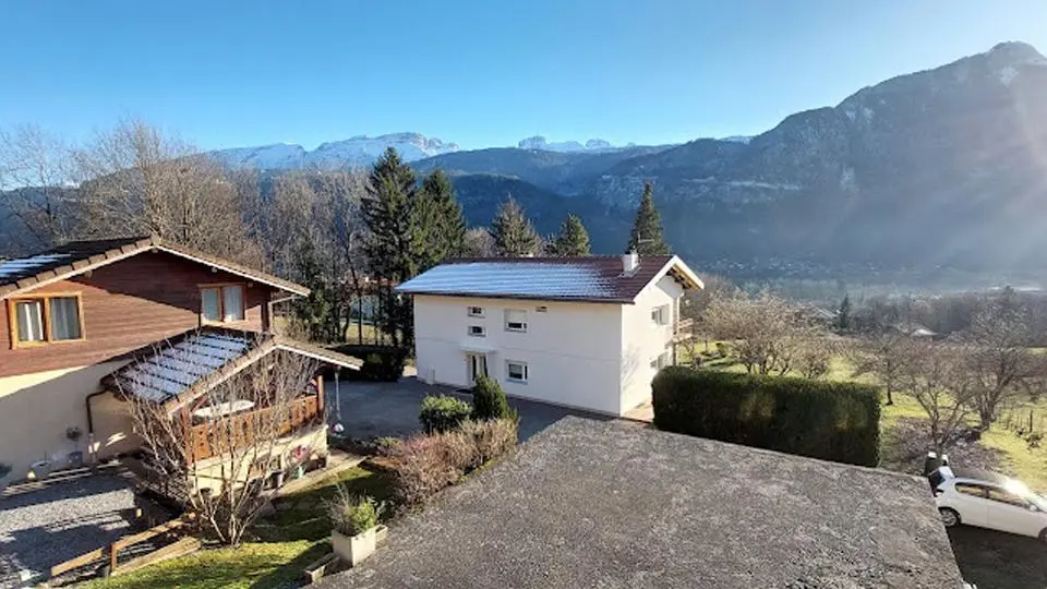 Vue générale gîte 454 et maison propriétaire 2024