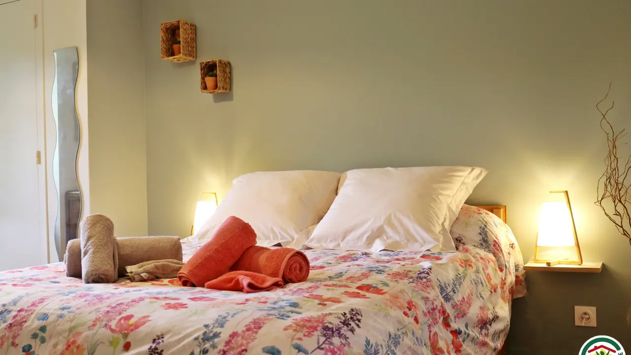 Chambre 2 avec lit double (1x140). Les fenêtres sont équipées de moustiquaires pour plus de confort.