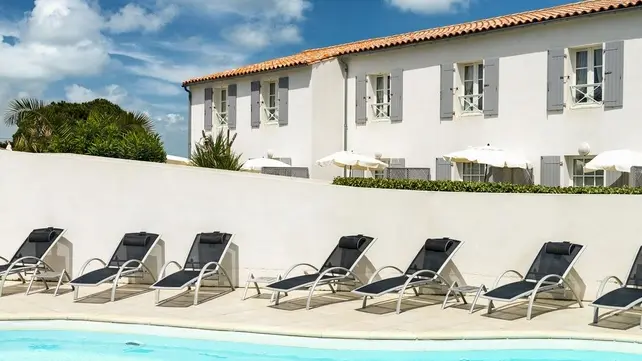 Piscine extérieure et espace de détente