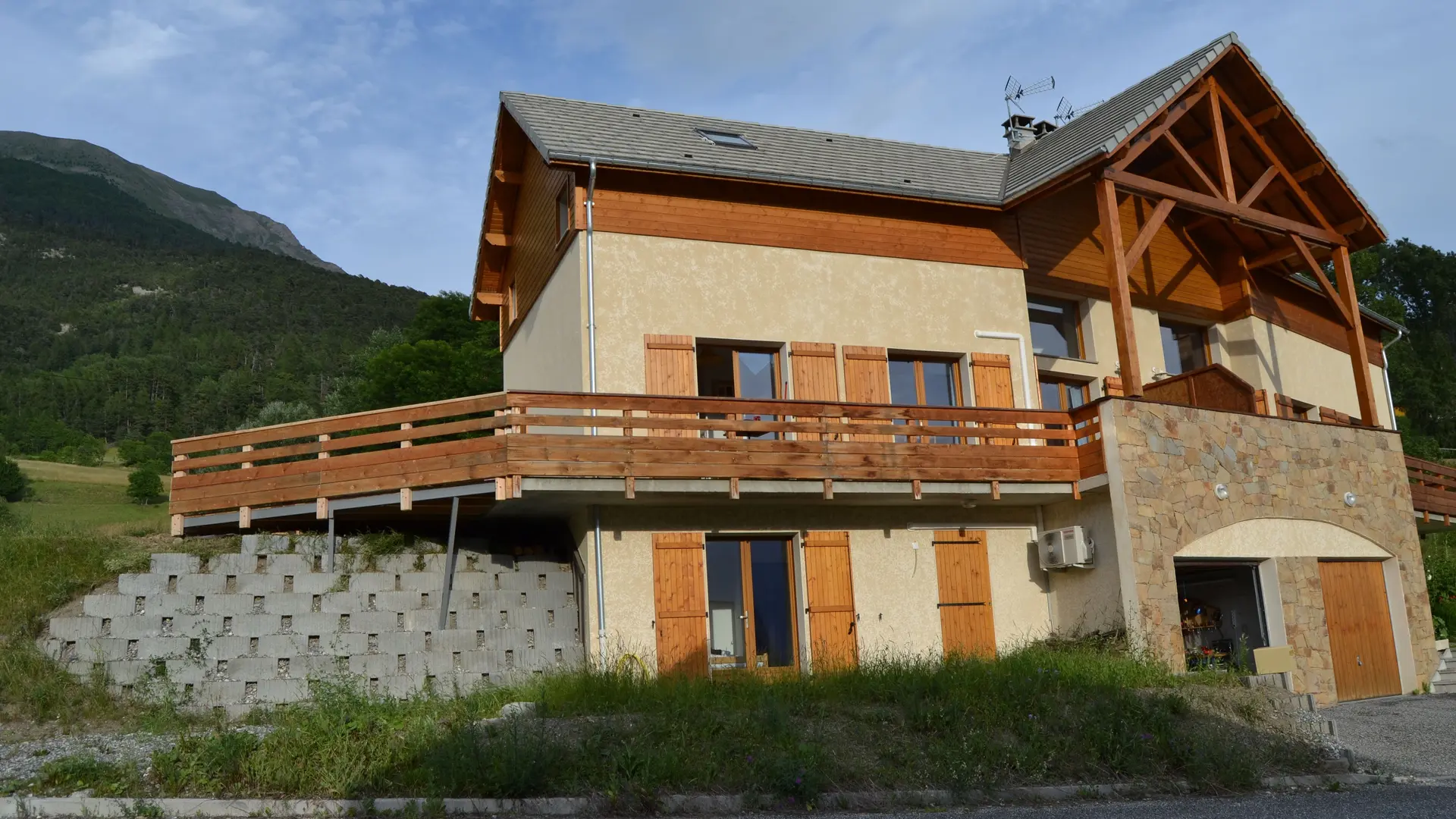Facade Ouest terrasse - Chalet Le Belvédère des Audes SAINT-ANDRÉ-D'EMBRUN