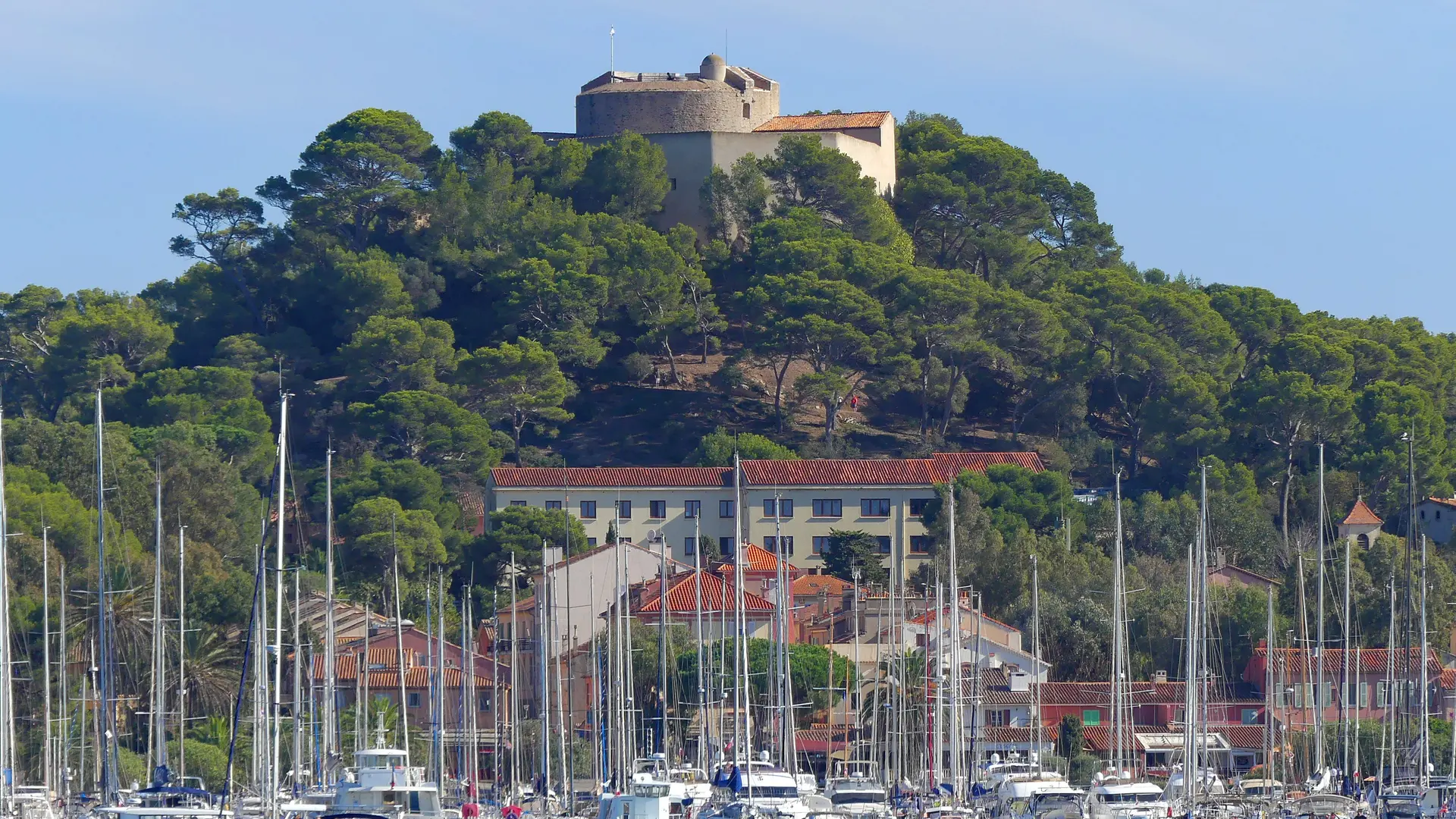 Fort Sainte Agathe dominant le port de Porquerolles