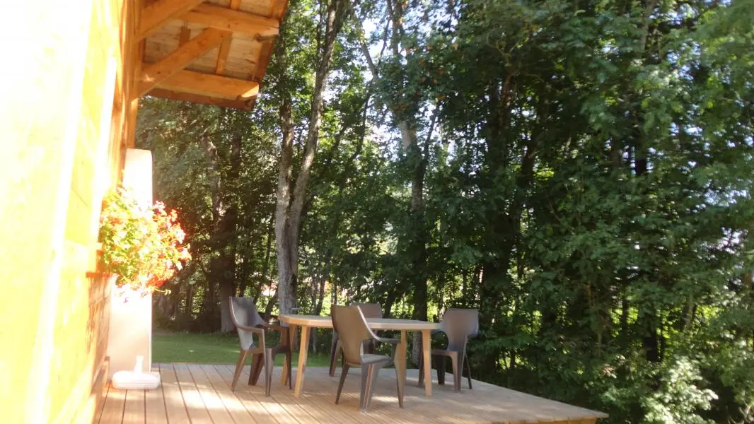 Une seconde terrasse orientée Est, au soleil à midi en été.
