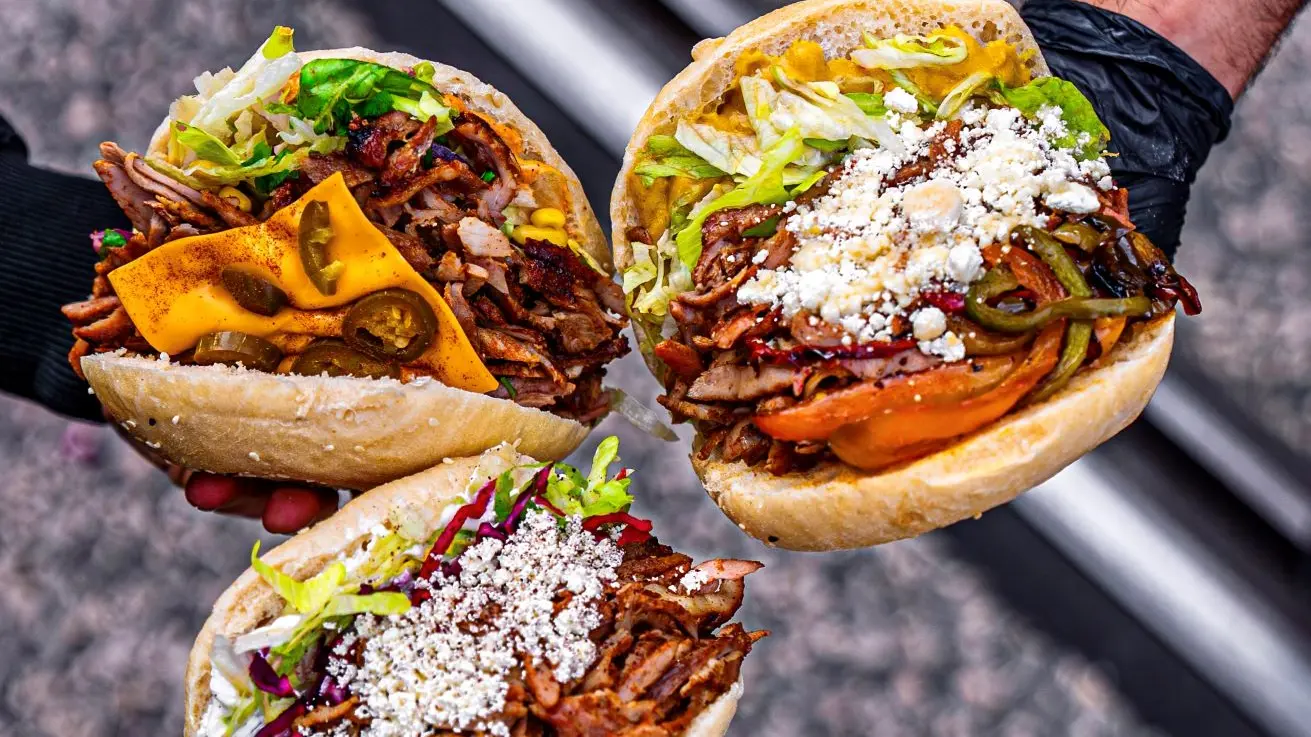 plusieurs kebabs, différents infrédients