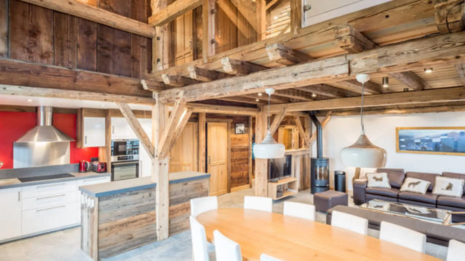 Salle à manger avec cuisine ouverte et salon