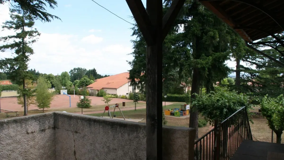 Vue du gîte sur le parc de la commune.
