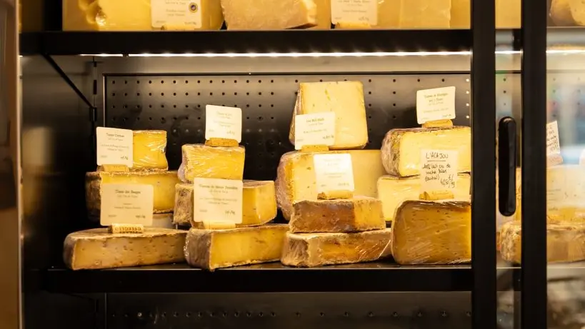 vitrine avec des fromages