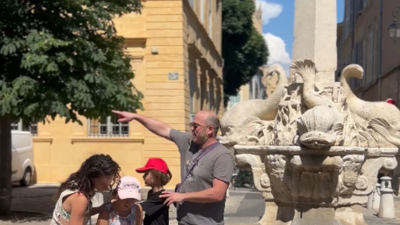 une famille devant une fontaine