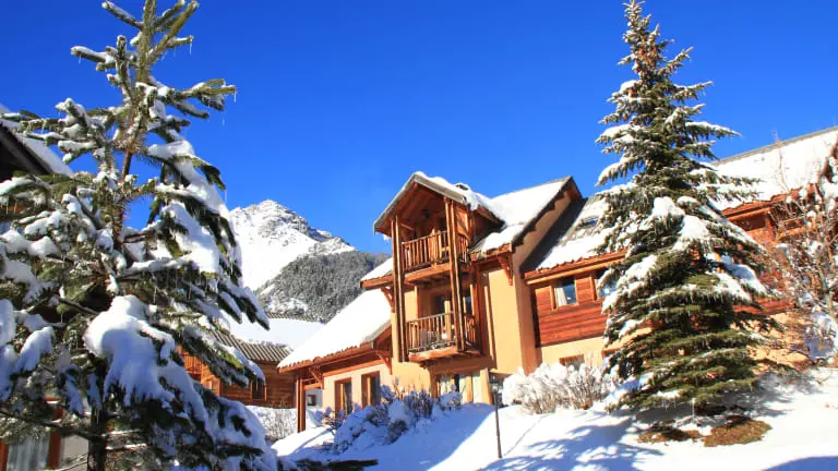 Ce chalet dispose d'une jolie terrasse ensoleillée