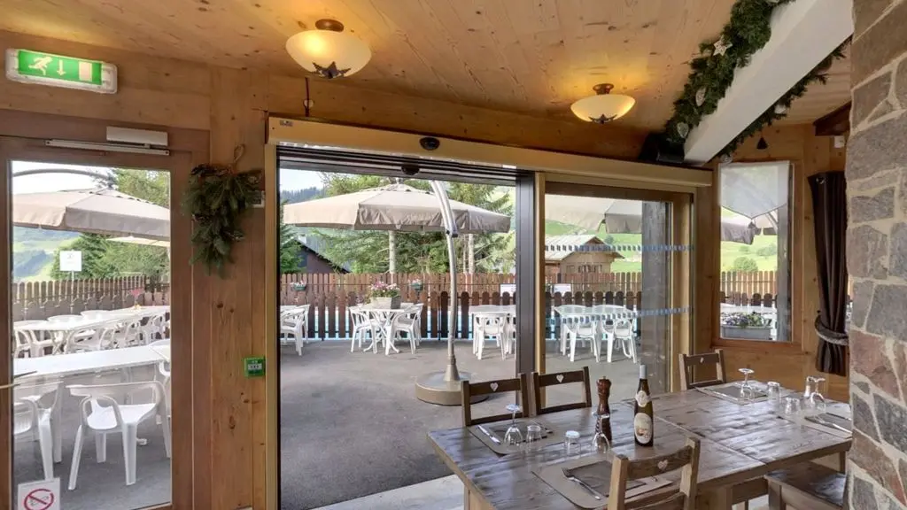 Salle de restaurant et extérieur