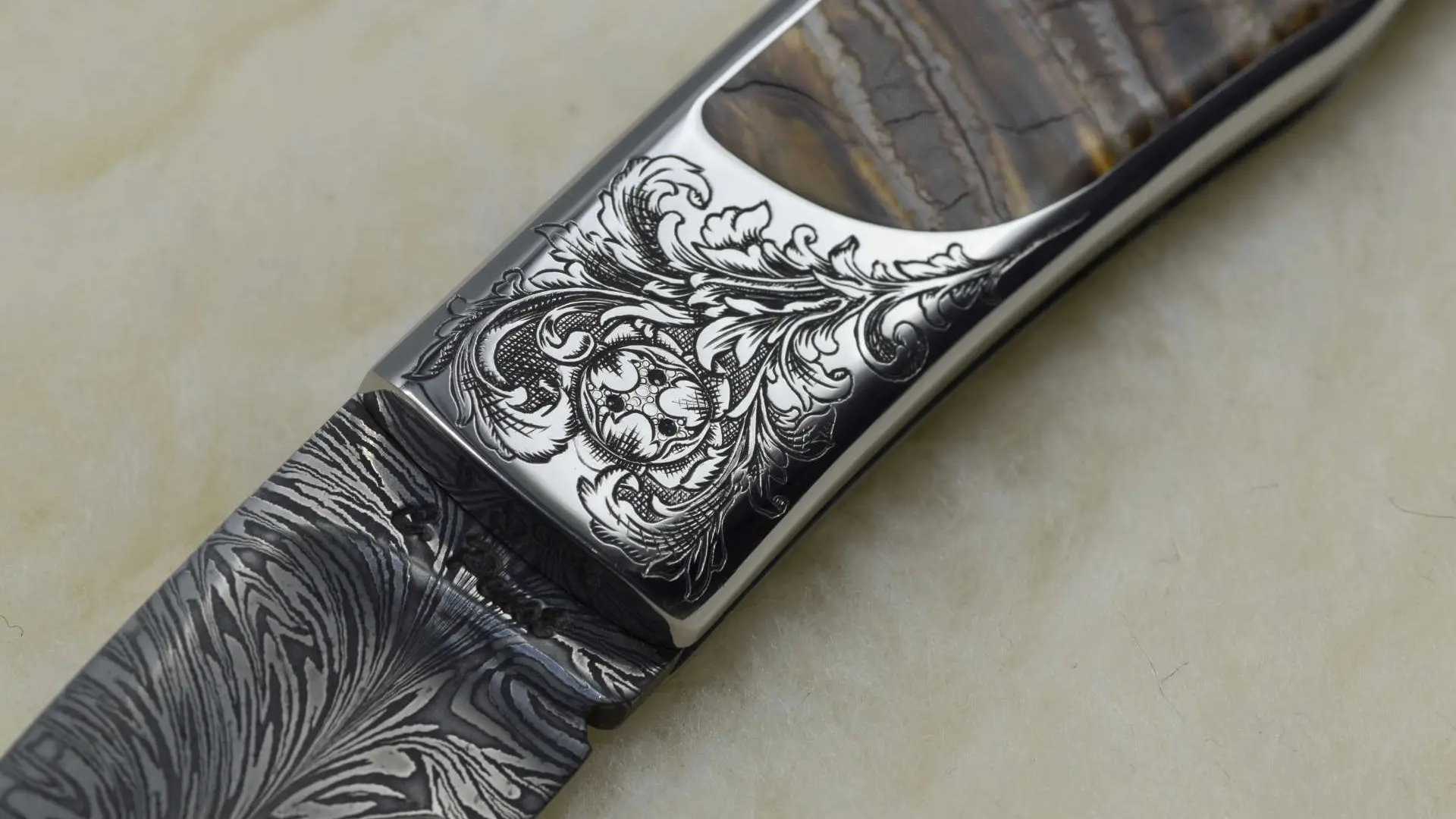 gravure de feuille d'acanthe sur mitres en inox