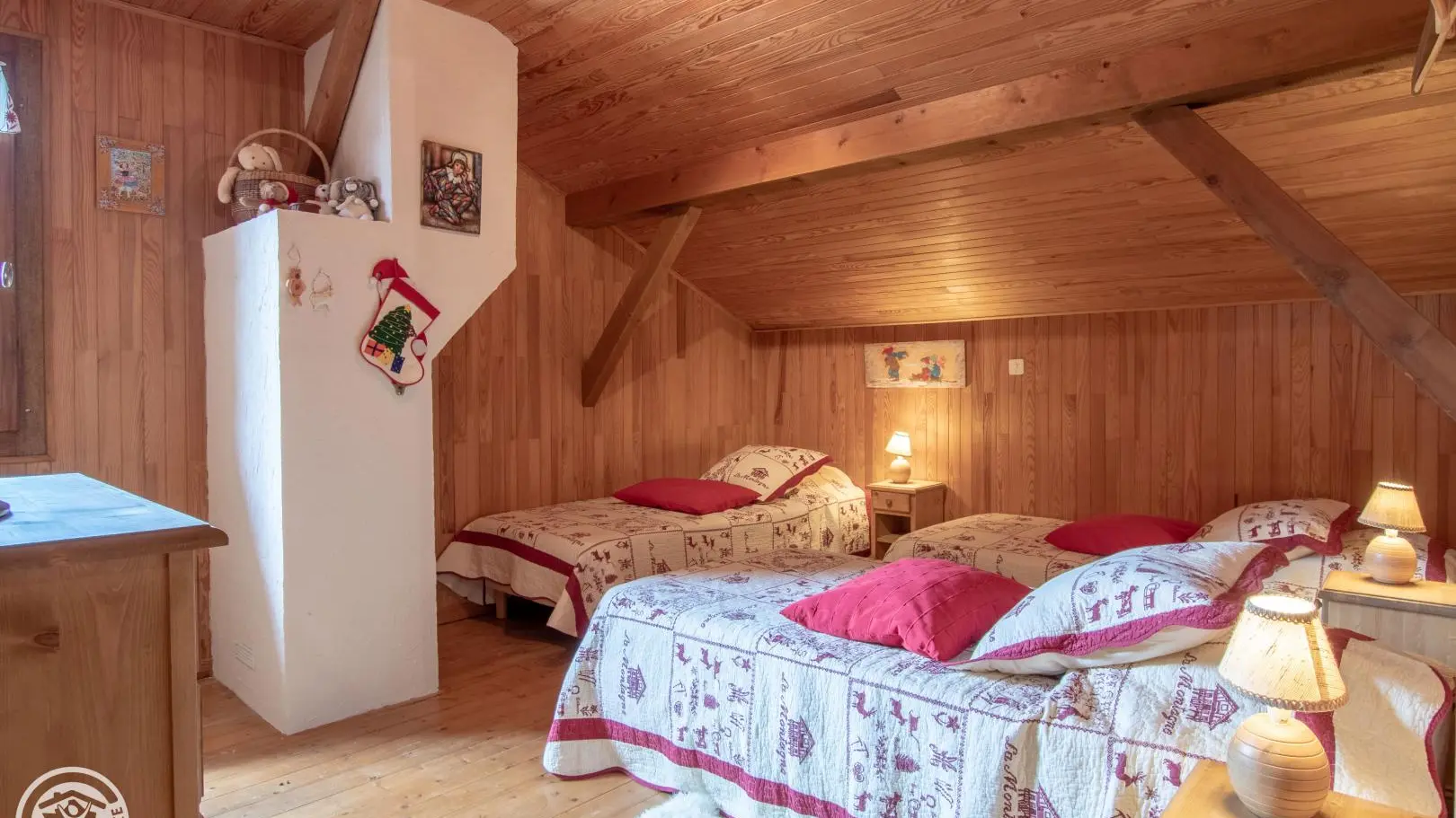 Au 2ème niveau, chambre avec 3 lits 90.