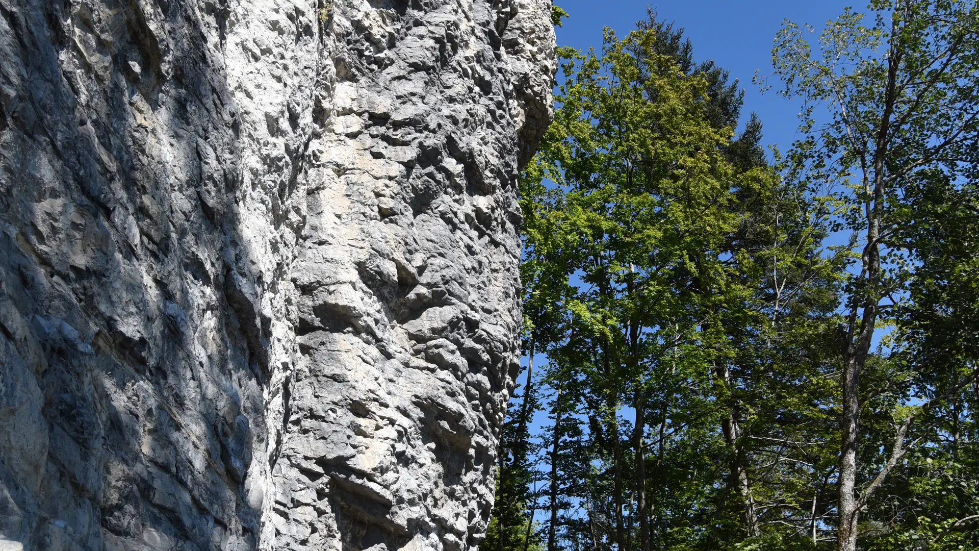 monolythe calcaire et voies d'escalade