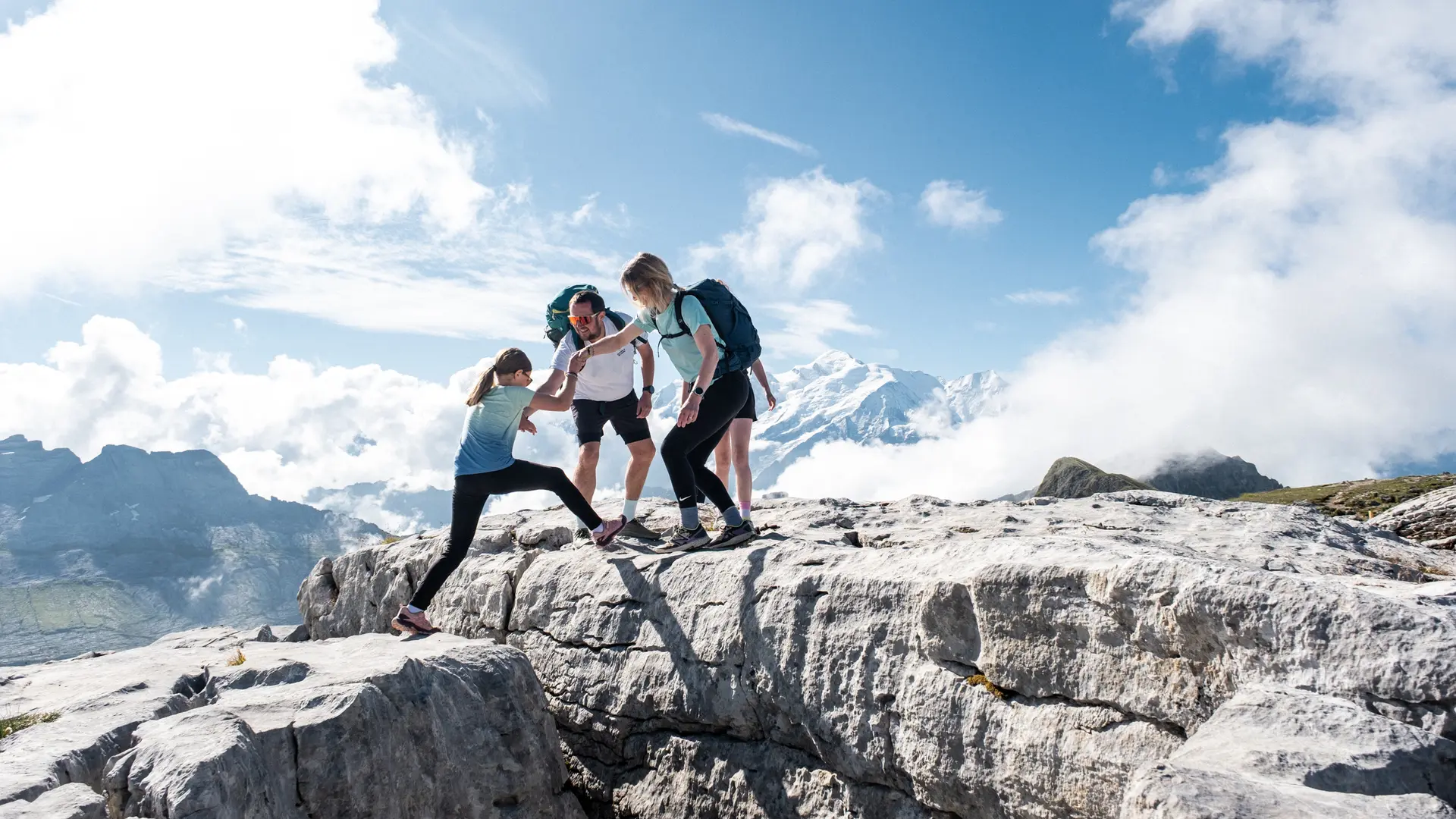 Meisje dat over een kloof stapt