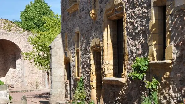 Façade de la Maison Dauphin (1er plan) et Vieille Eglise (arrière plan)