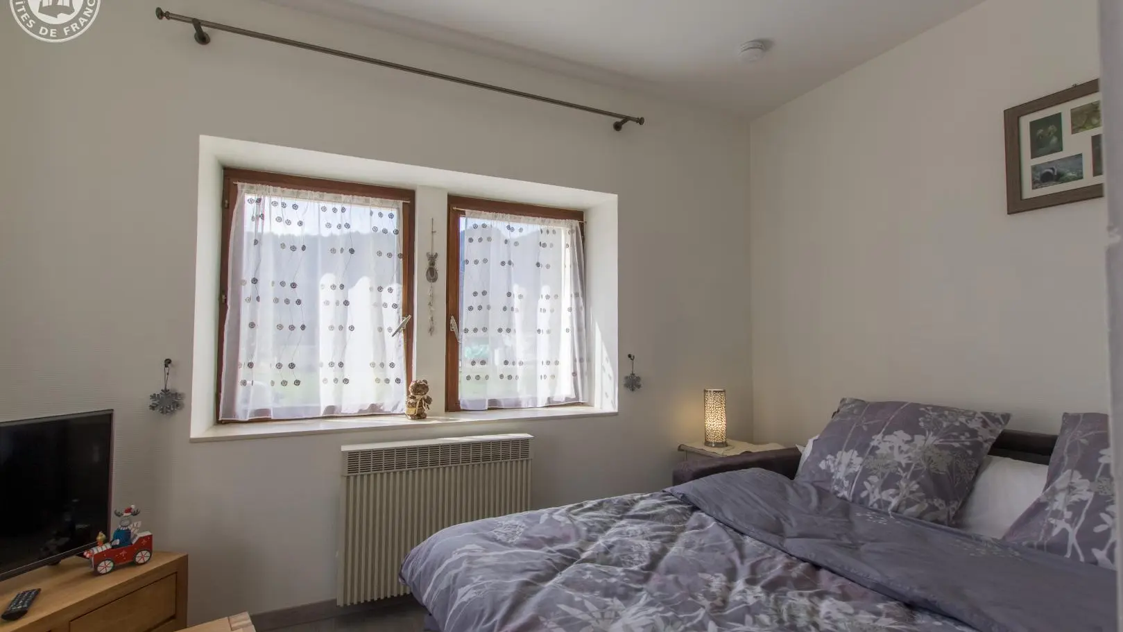 Séjour avec le canapé en mode couchage