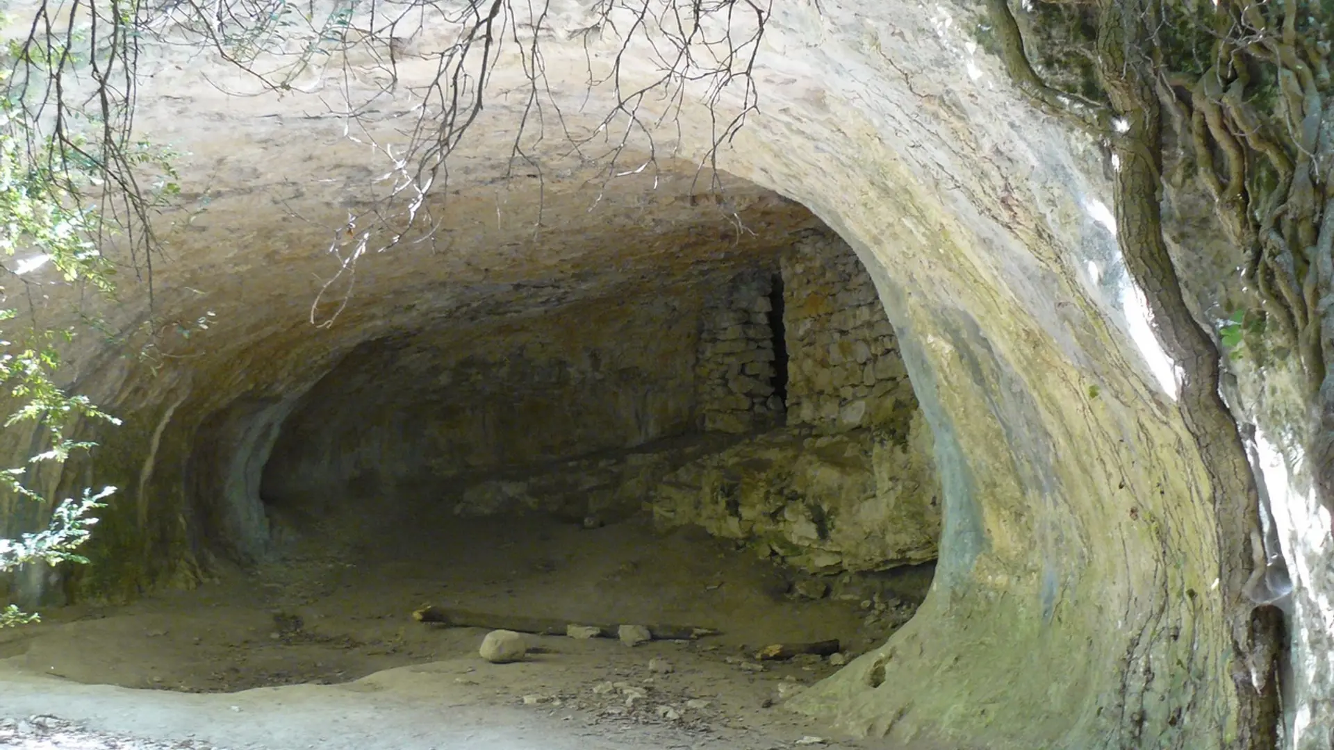 Abris sous roche, en aval des gorges