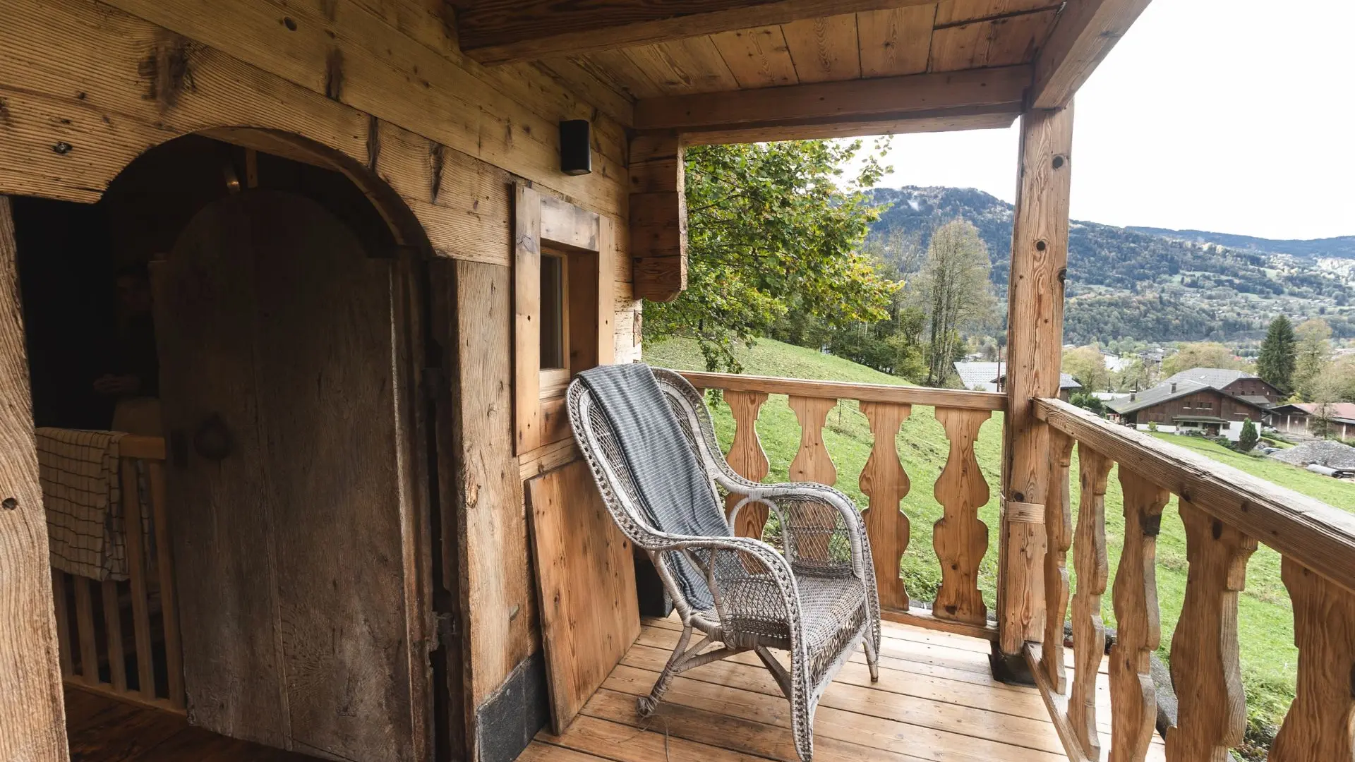 l'un des Balcons de Chambre mezzanine avec lit canapé du Mazot du Criou - Petit chalet de Vacances - Samoens Grand Massif