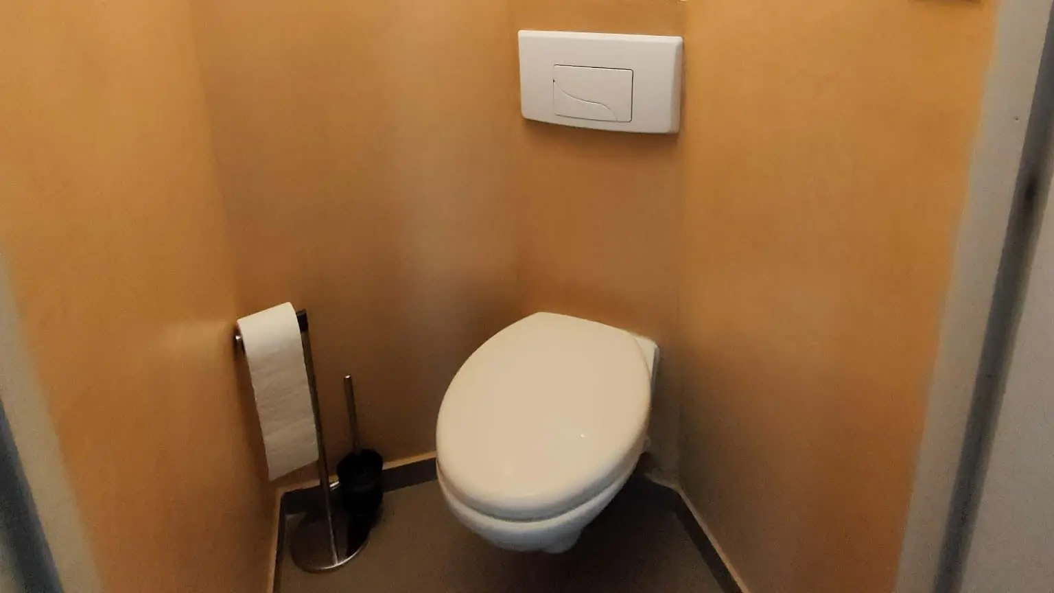 Toilettes séparées, propres et fonctionnelles pour plus de confort au quotidien.