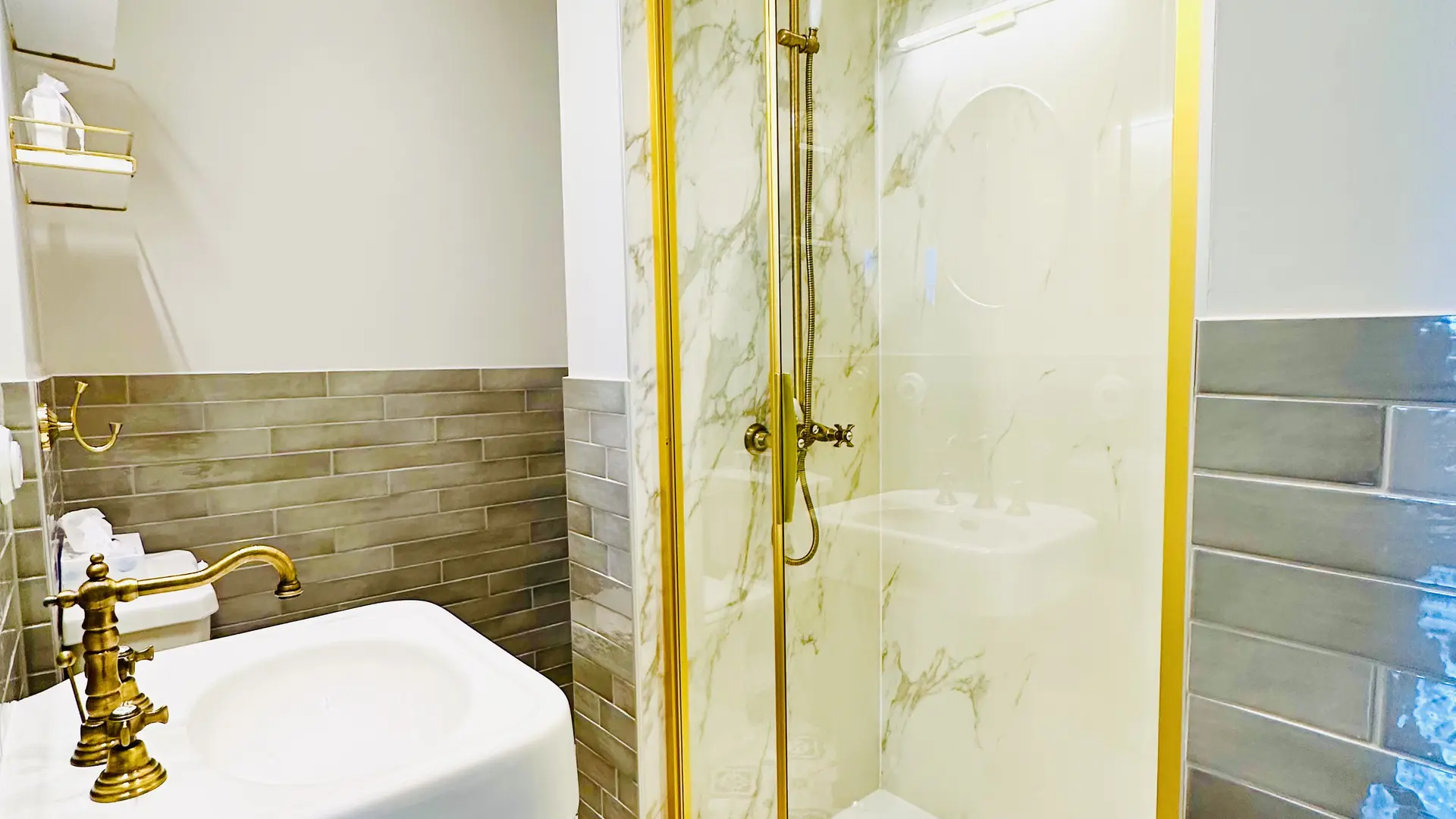 Salle de bain attenante, rénovée avec distinction et matériaux nobles