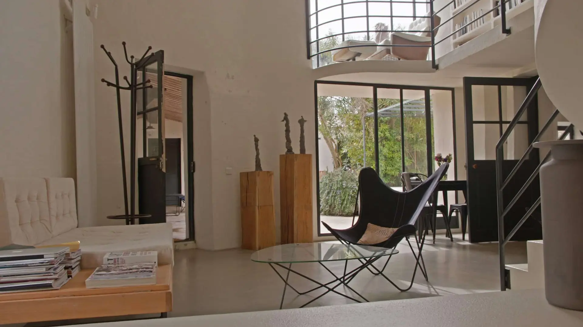 Großes Wohnzimmer mit Panoramafenster