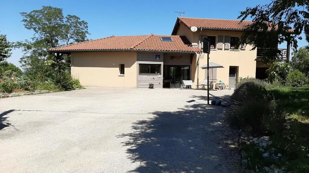 Vue depuis la rue des fermes. Parking accessible Tourisme handicap.