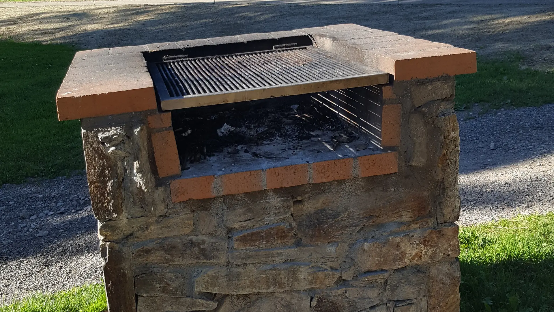 Aire de barbecue au village