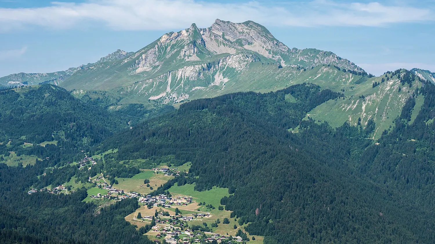 Village de La Côte d'Arbroz et Roc d'Enfer