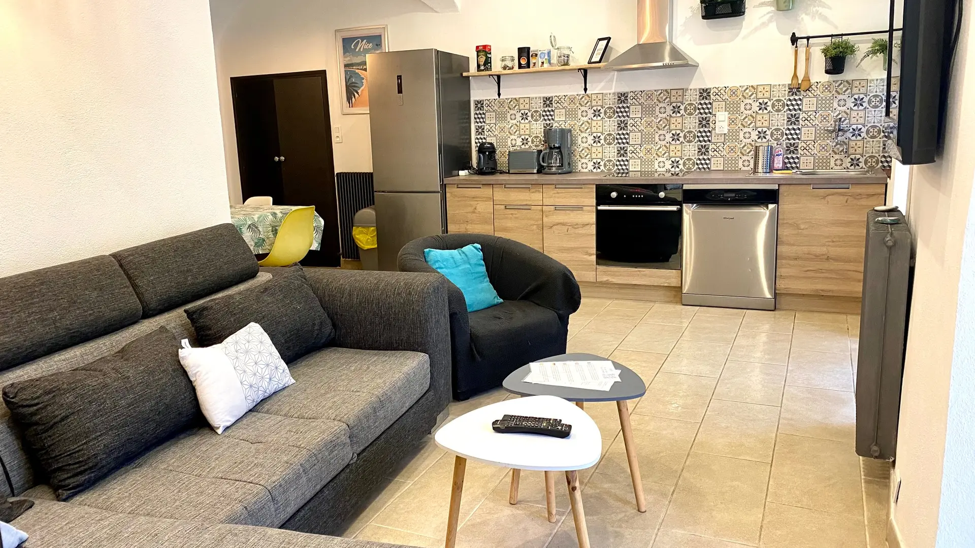 Salon et coin cuisine