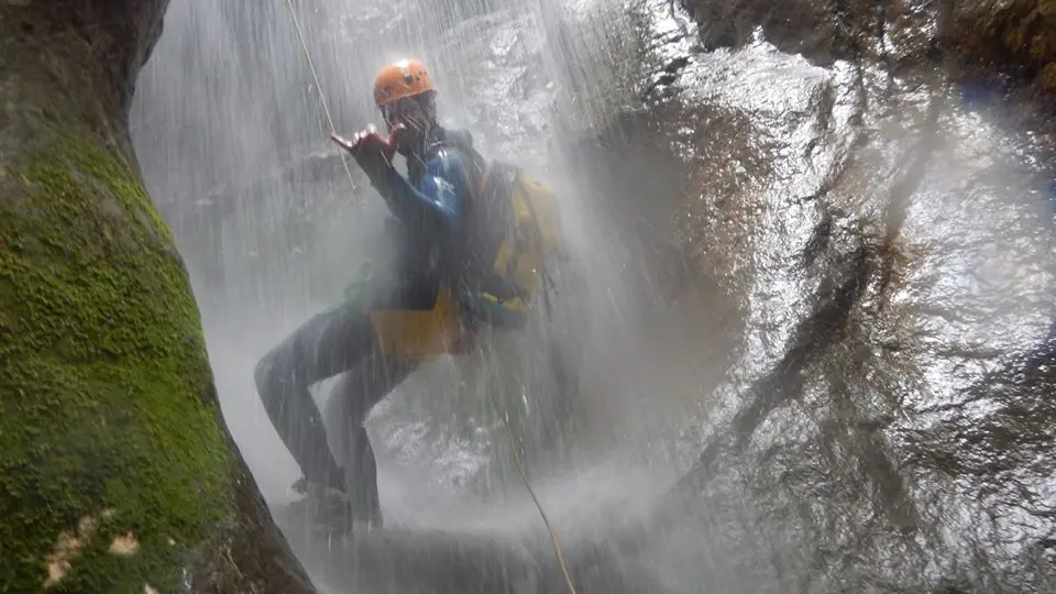 Descente en rappel dans les cascades