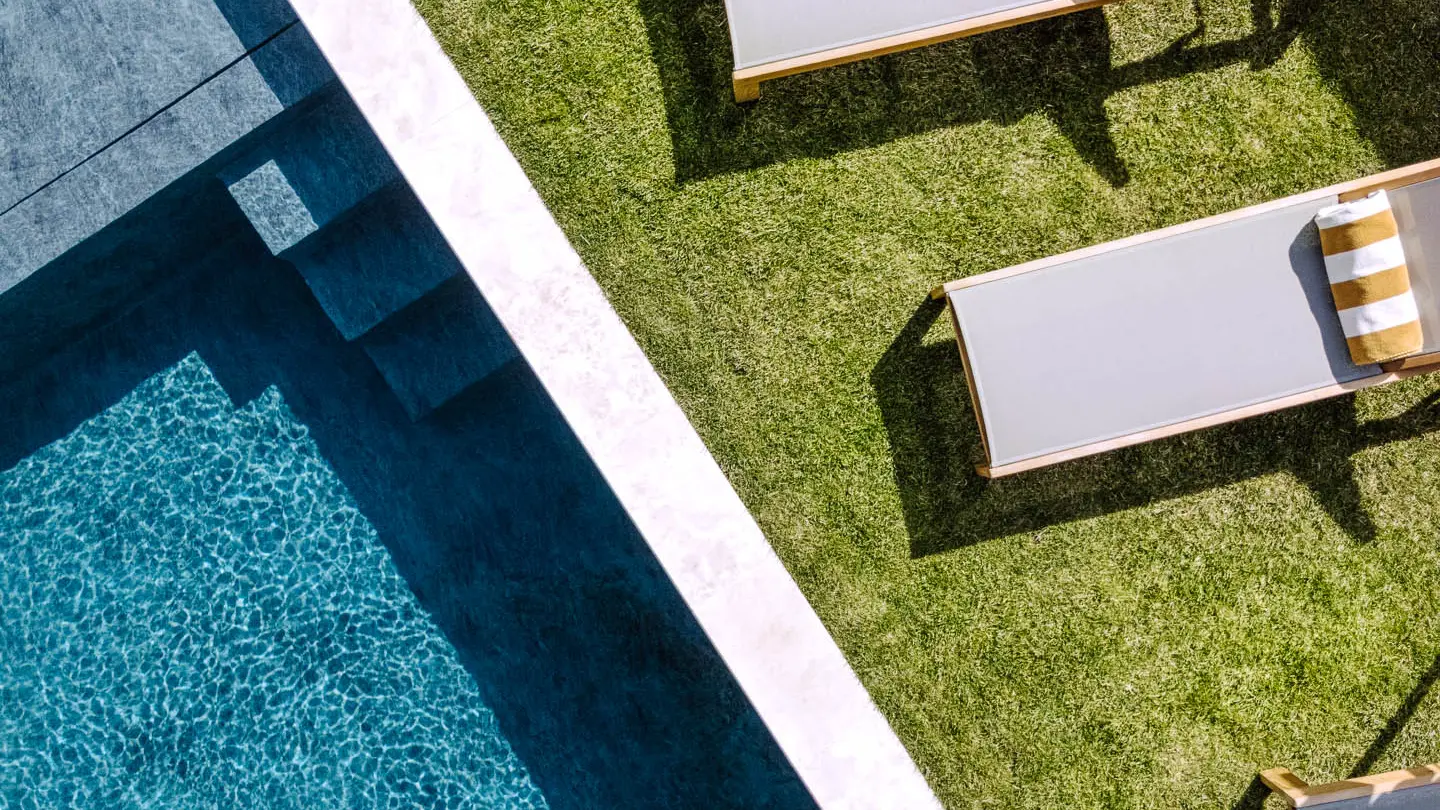 Schwimmbad von oben gesehen + Liegestuhl