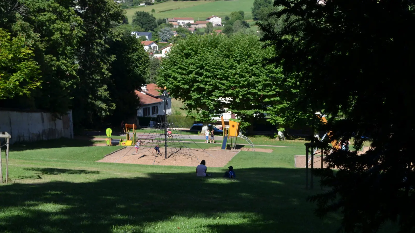 A 2min du Parc Fraisse : Aire de jeux pour les enfants, tables de pique-nique, espace pétanque et sentier de randonnée.