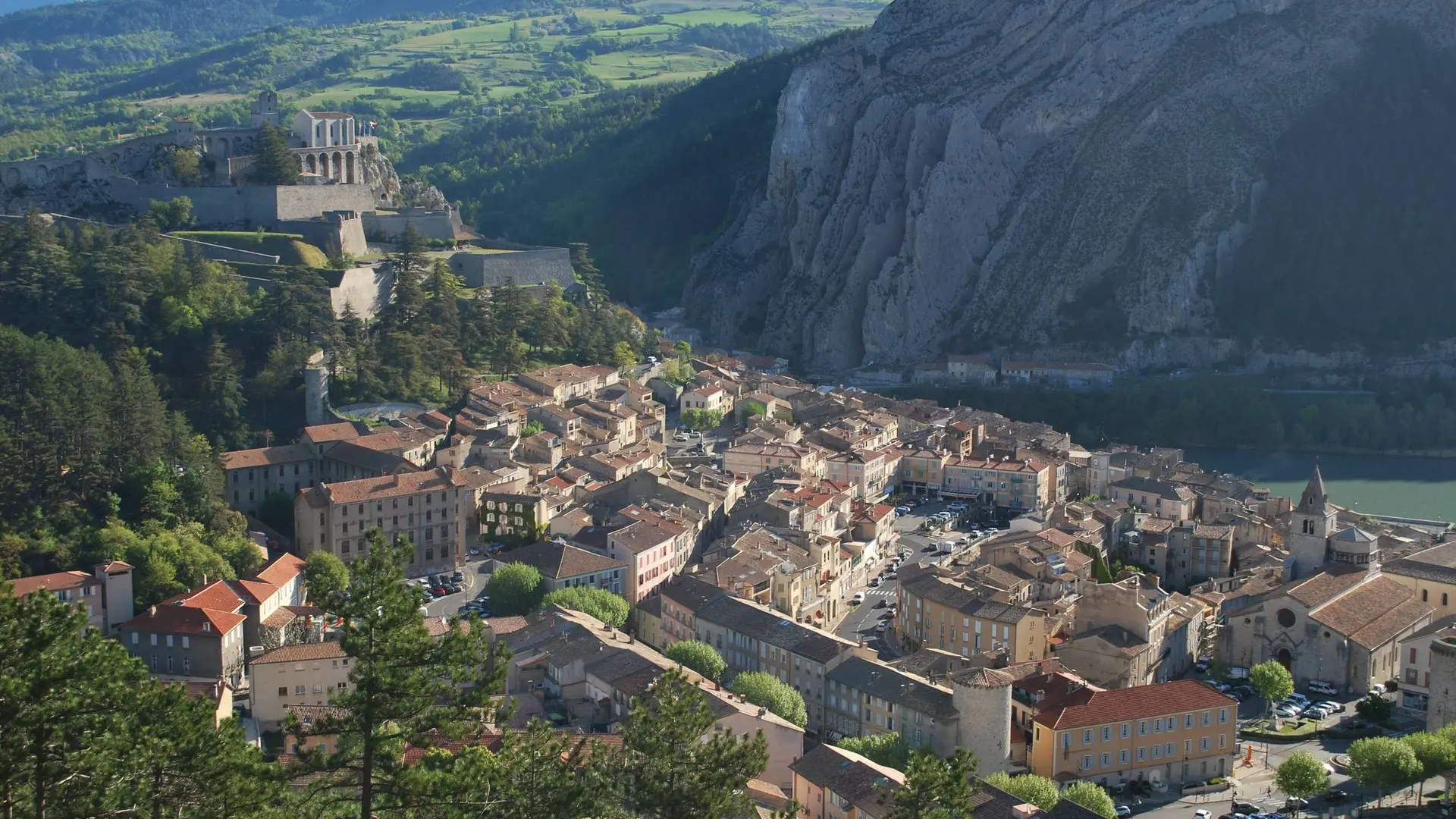 Le sentier surplombe Sisteron