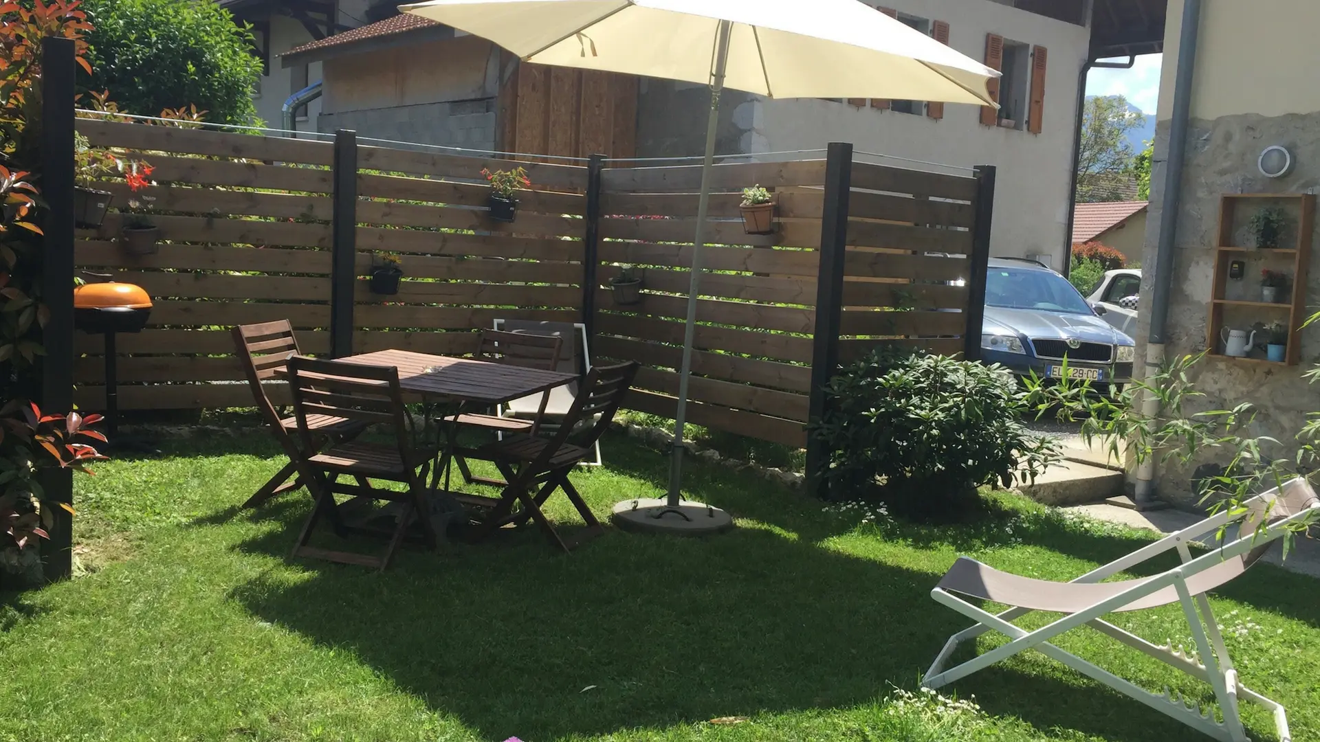 terrasse avec parasol et table