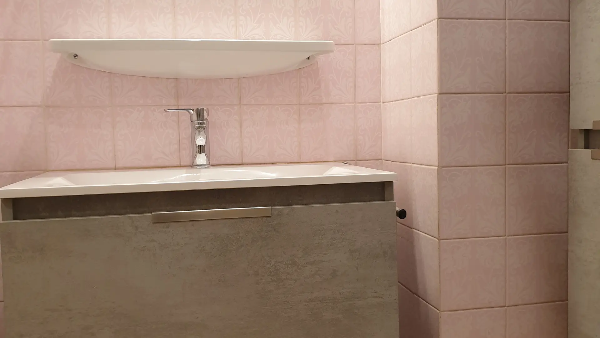 salle d'eau avec radiateur soufflant