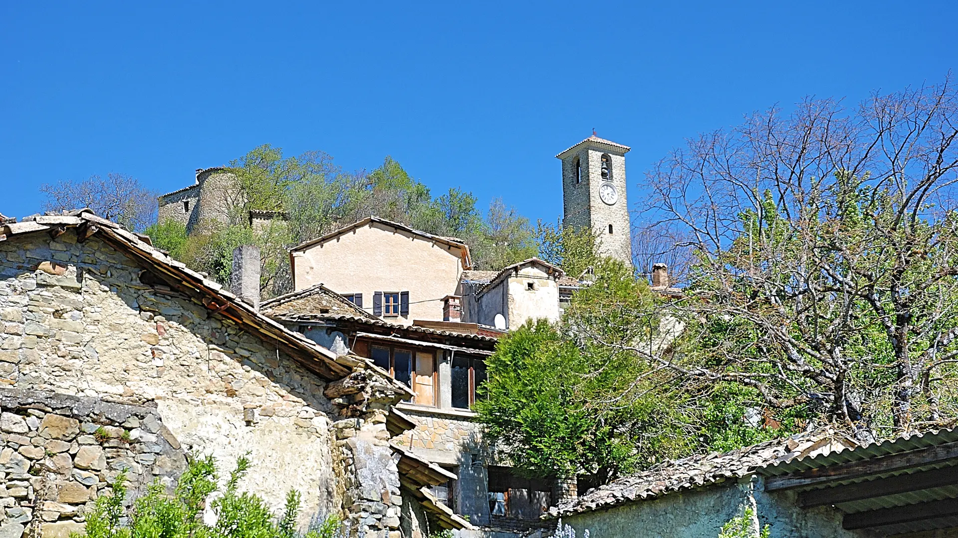 Le village dominé par le beffroi