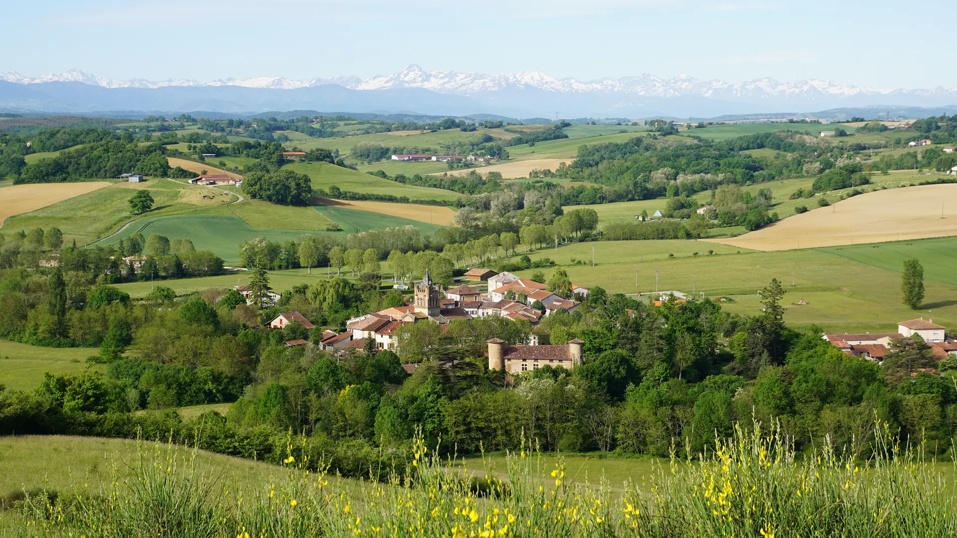 Vue sur le village de Saint-Martin-d'Oydes et la chaîne des Pyrénées