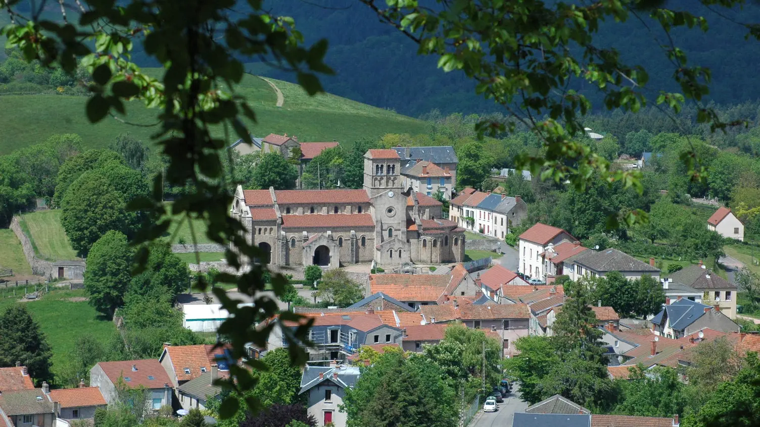 Vue sur Châtel-Montagne depuis le Puy du Roc