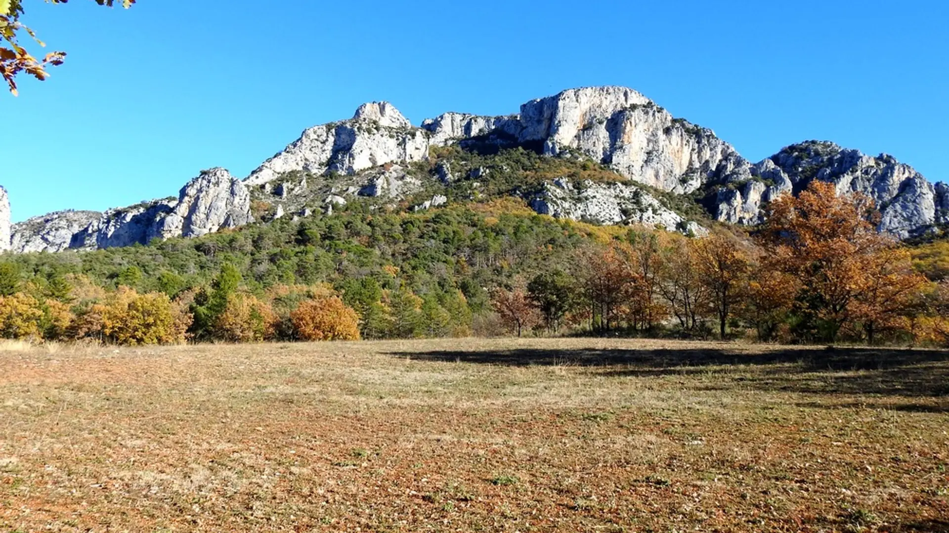 Au loin les contreforts des grandes gorges