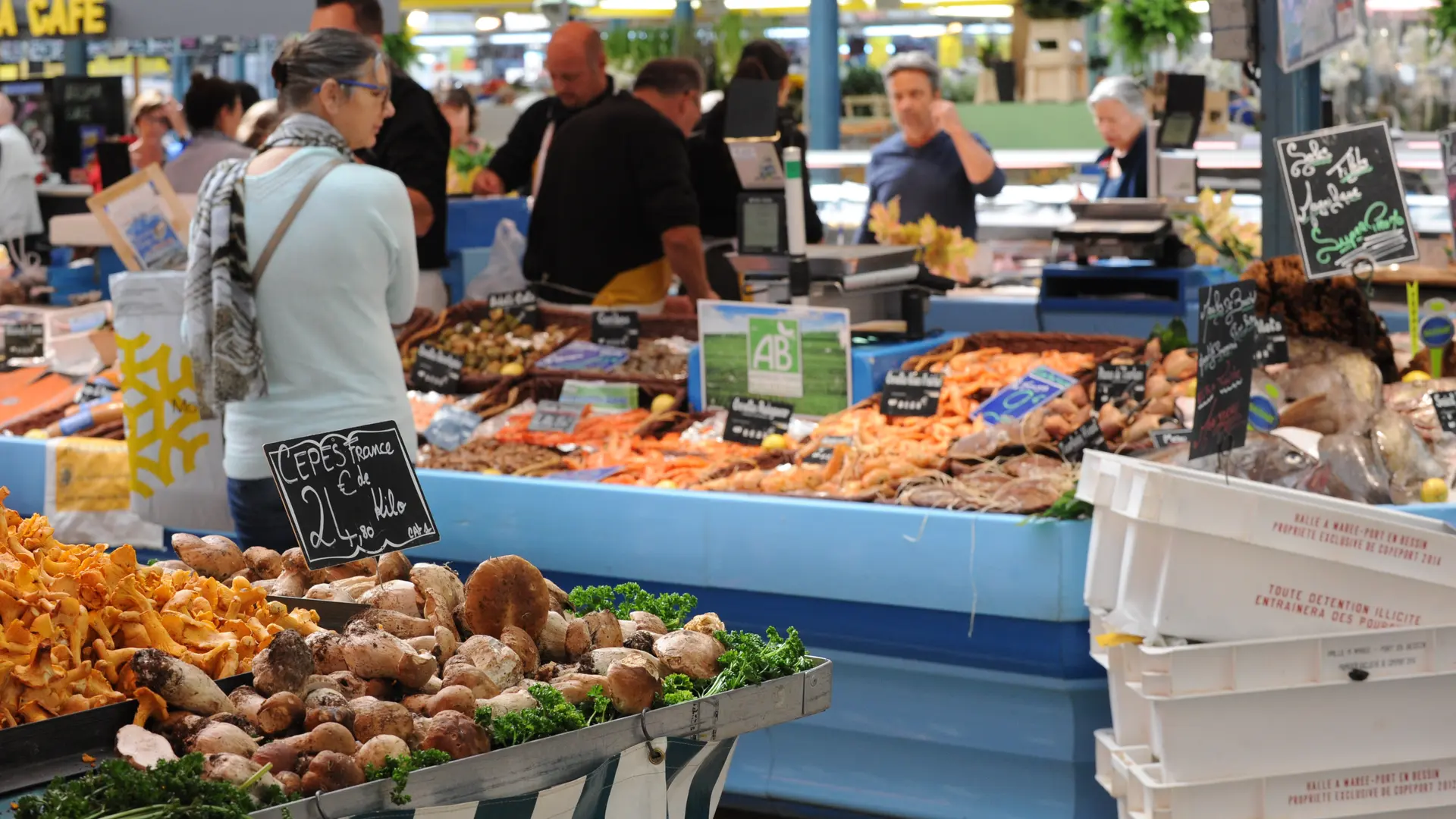 Poissonnier au marché de Maisons-Laffitte