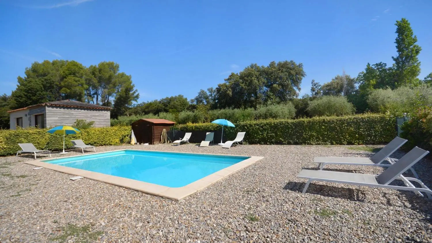 la piscine sécurisée fond incliné de 1m à 2m avec une plage semi immergée