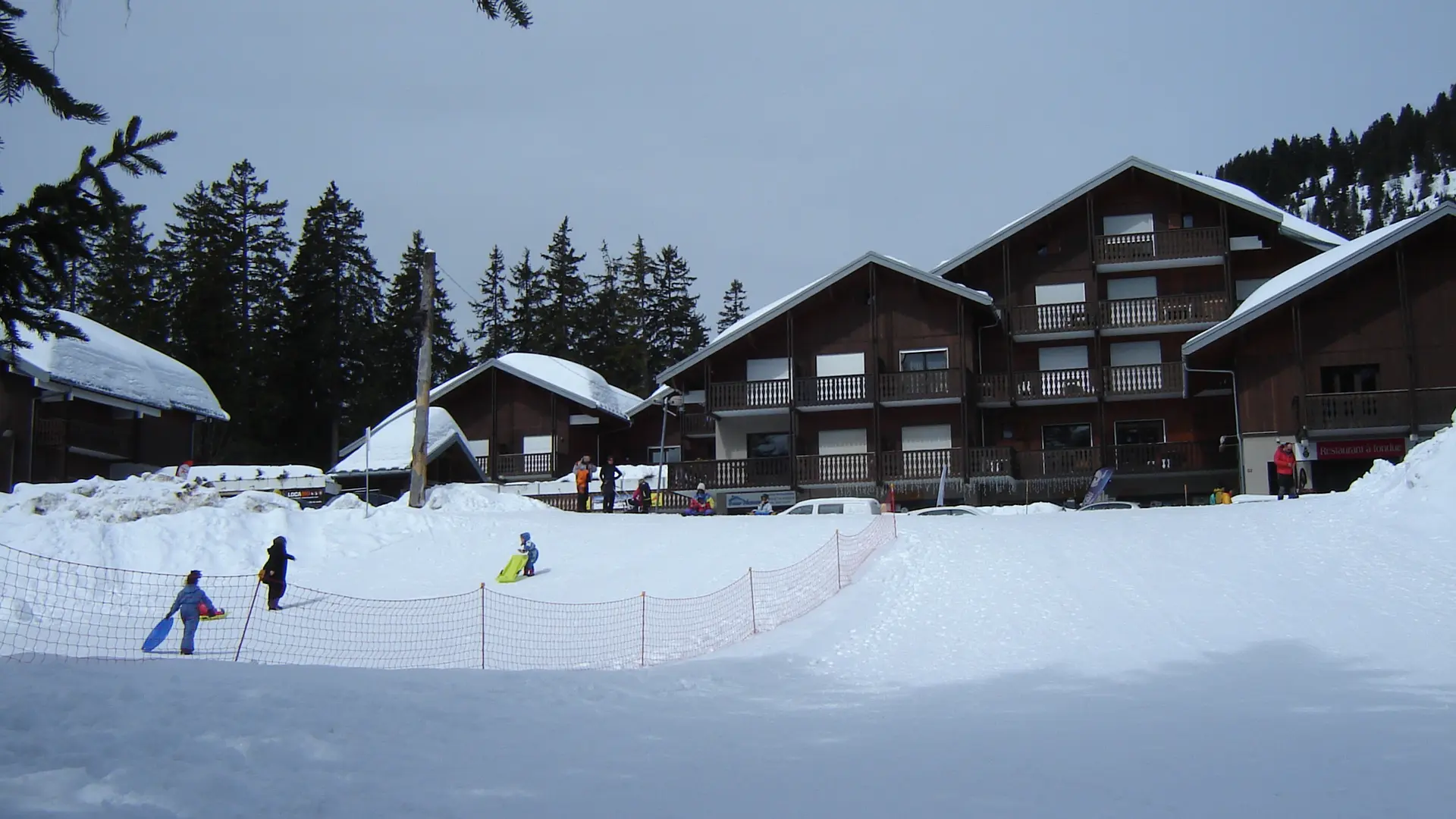 Piste de luge et accès aux pistes au pied de la résidence