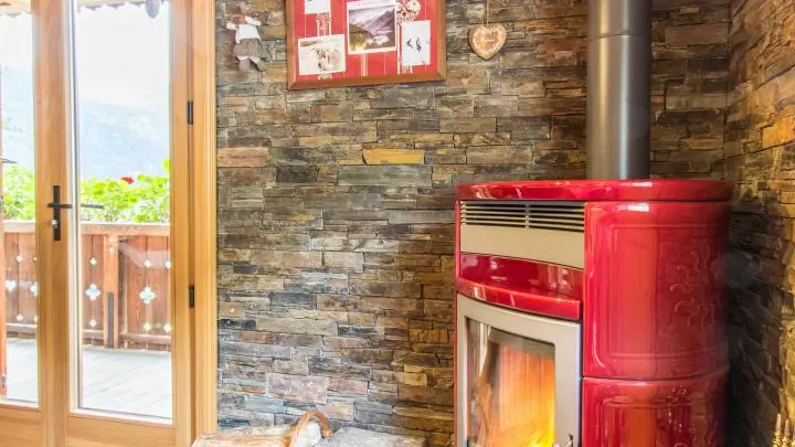 Poêle a bois ( bois sur demande - le panier plus petit bois ) pour faire une flambée le soir