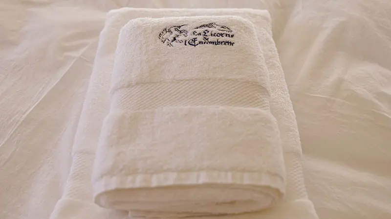 Serviette blanche brodée au nom du chalet loué