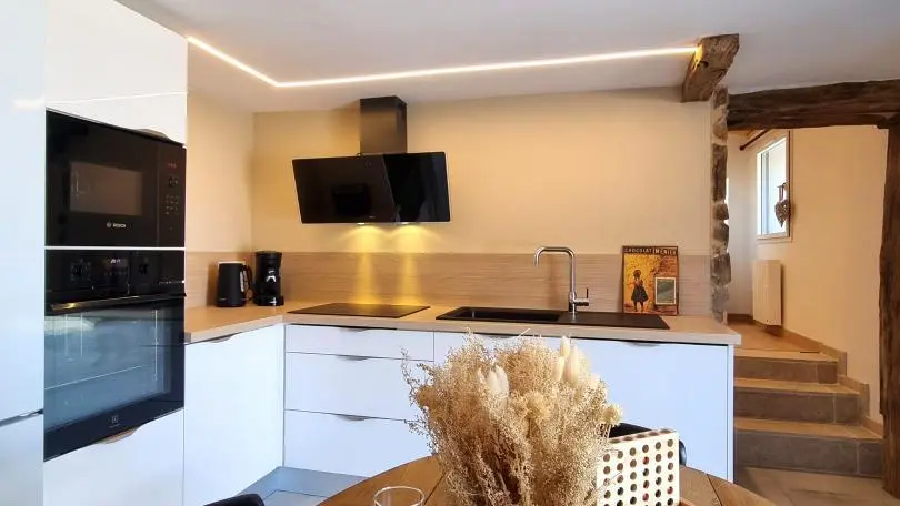 Séjour avec cuisine ouverte sur la salle à manger et le salon.