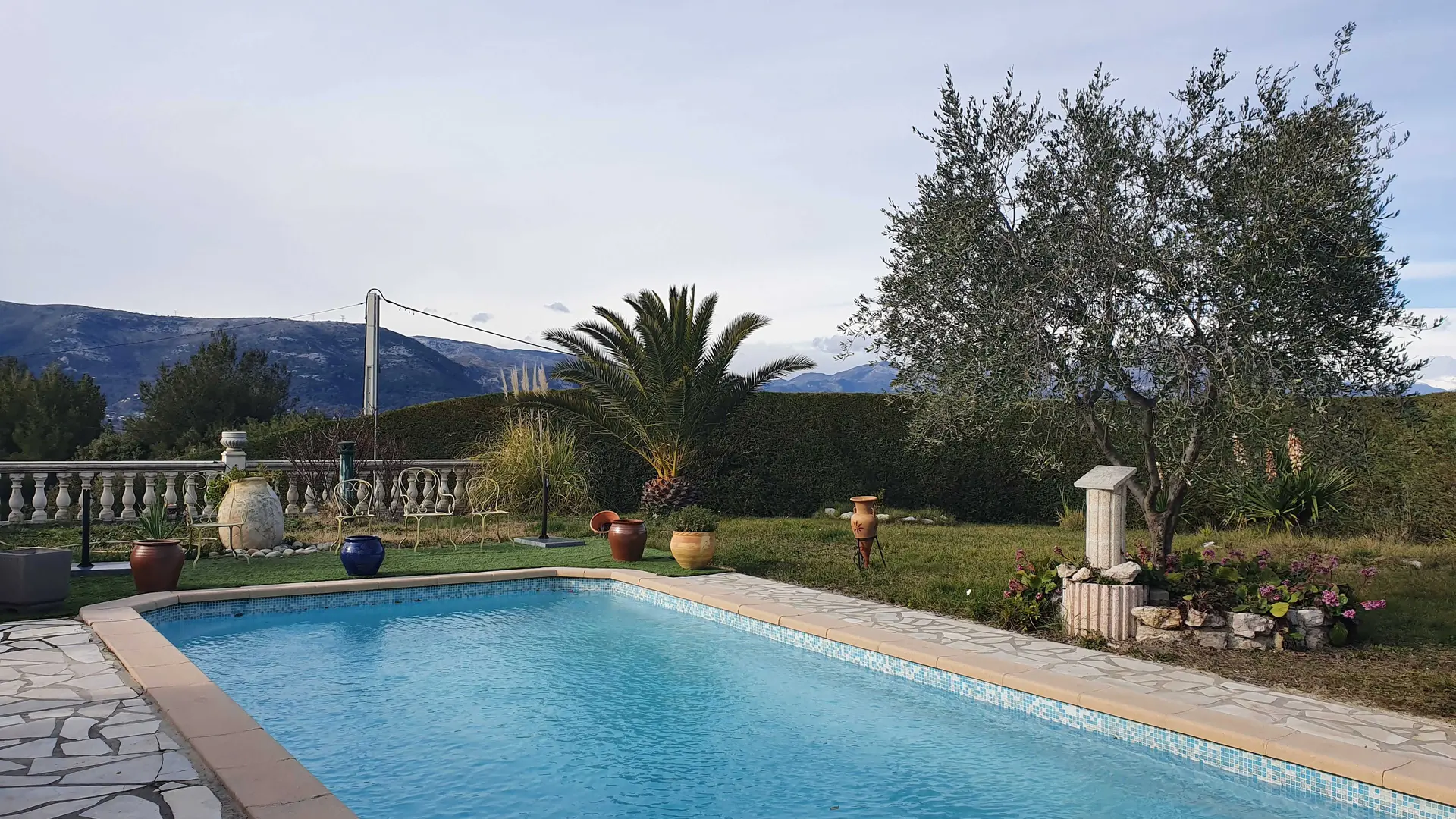 Gîte Gris Azur-Piscine commune-Aspremont-Gîtes de France des Alpes-Maritimes