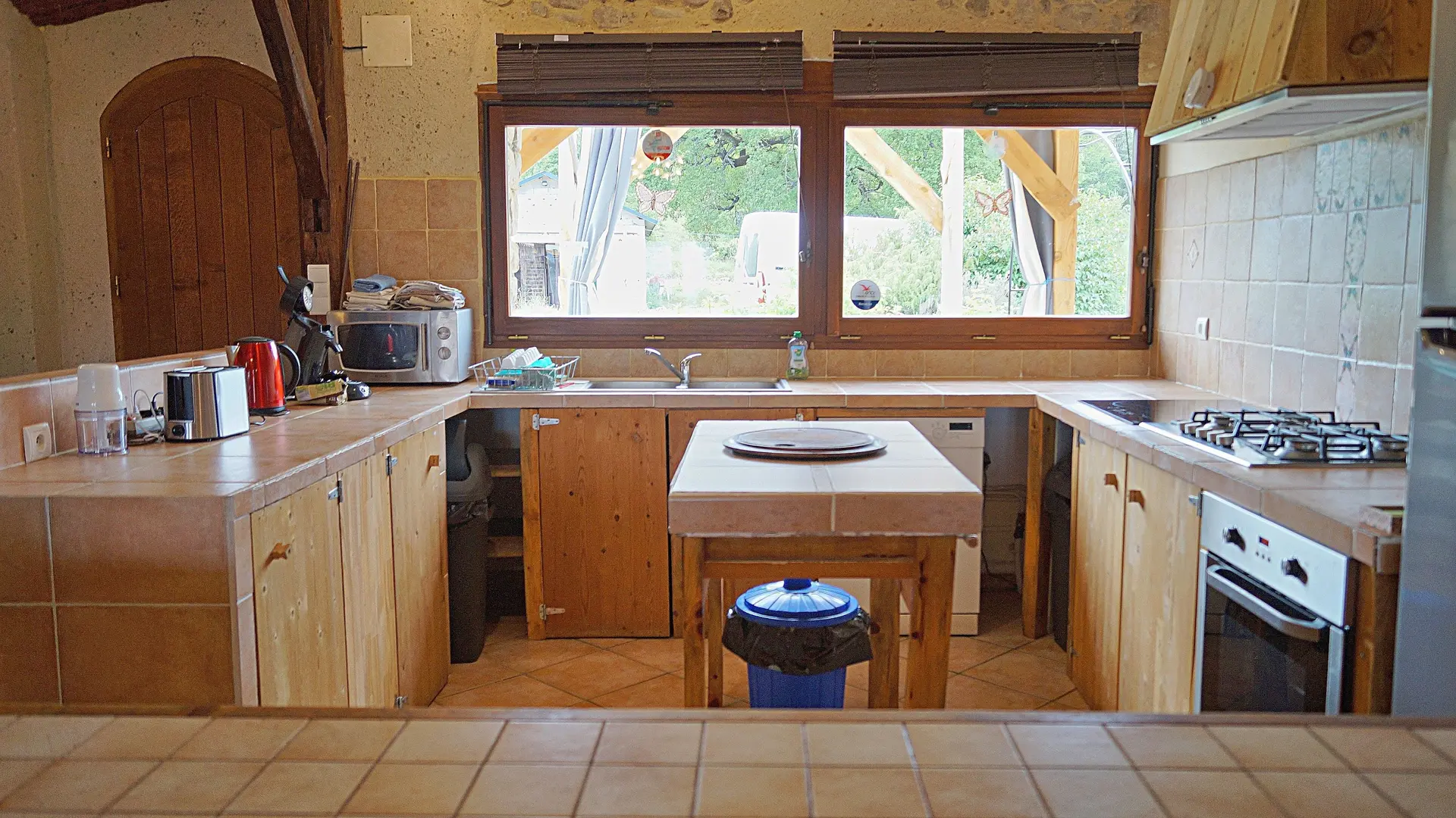 il y a 2 plaques de cuisson (induction et gaz)